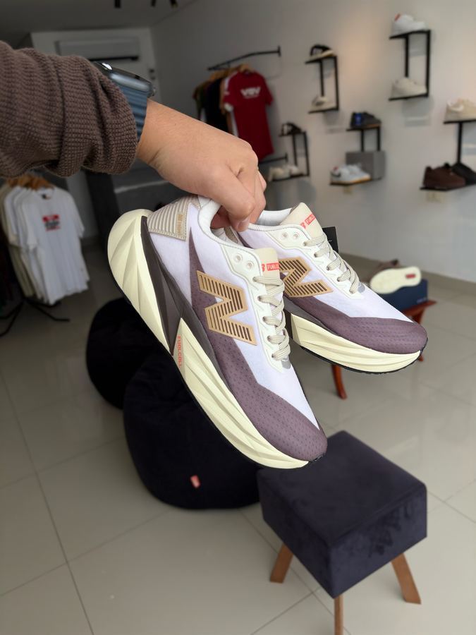Tênis New Balance rebel Marron/Off